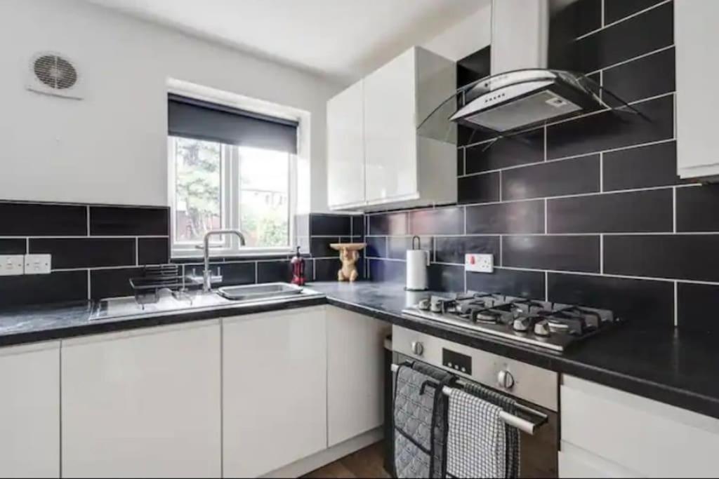 New Build House Near Trafford Centre With Drive مانشستر المظهر الخارجي الصورة