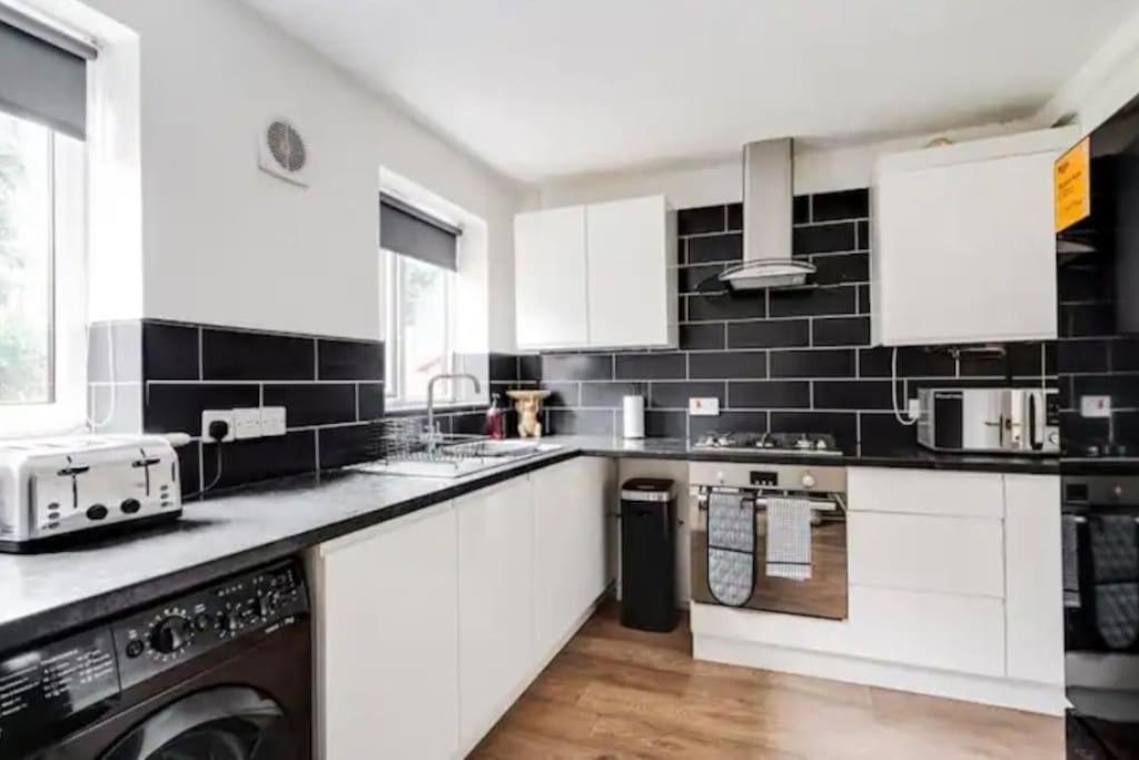 New Build House Near Trafford Centre With Drive مانشستر المظهر الخارجي الصورة